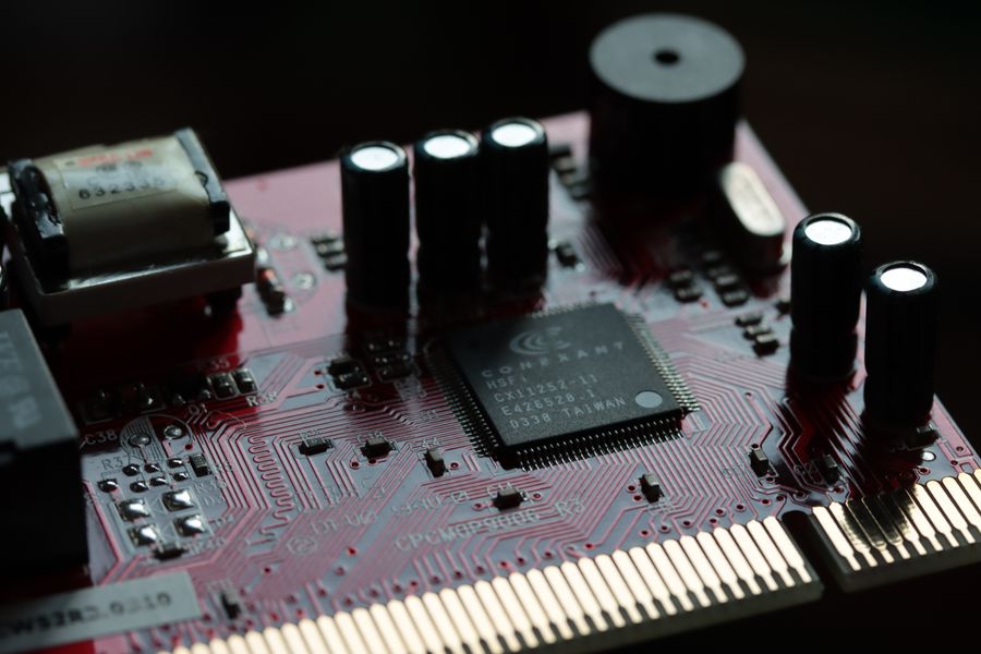 Integrated circuit, capacitors and connectors on a circuit board